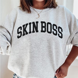 Bluza Skin Boss, Bluza z okrągłym dekoltem dla kosmetyczki, Koszulka dla kosmetyczki, Prezent dla kosmetyczki, Prezenty dla kosmetyczki, Dermatolog, Kosmetolog