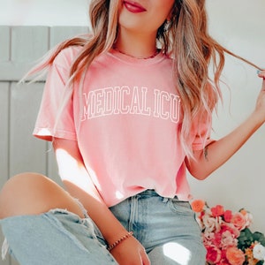 Medical ICU Nurse Shirt Tshirt trauma team Intensive Care Unit Nurses, Registered Nursing Grad Gift T-shirt Tee Infermiera di terapia intensiva