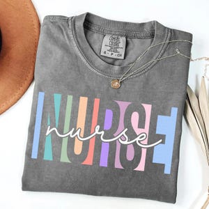 Komfortfarben Krankenschwester Shirt T-Shirt - Geschenk für medizinische Berufe, T-Shirt für Krankenhauspersonal, gesundheitswesen, Krankenschwester Wertschätzung Geschenk, RN Abschluss Shirt