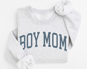 Junge Mom Sweatshirt, Retro Collegiate Style Mama Rundhalsausschnitt, Varsity Boy Mom Pullover, Geschenk für Mutter von Jungen, Unisex Mama Bear Sweater