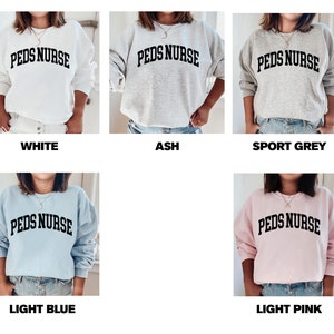 Peut inclure: Cinq sweat-shirts &agrave; col rond dans diff&eacute;rentes couleurs&nbsp;: blanc, gris cendr&eacute;, gris sport, bleu clair et rose clair. Chaque sweat-shirt porte l&rsquo;inscription &laquo;&nbsp;PEDS NURSE&nbsp;&raquo; imprim&eacute;e en noir sur le devant.