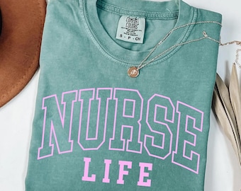 Maglietta Comfort Colors® Nurse Life - Unisex, maglietta tinta in capo, regalo per infermieri, maglietta per infermieri, maglietta per operatori sanitari, abbigliamento ospedaliero, infermiera retrò