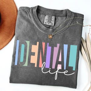 Komfortfarben Krankenschwester Leben T-Shirt, Krankenschwester Geschenk, medizinisches professionelles T-Shirt, Krankenhauspersonal Shirt, Krankenpflege Studenten Bekleidung