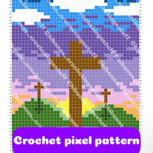 Puede incluir: Un patrón de píxeles de crochet que presenta una cruz marrón contra un cielo de puesta de sol morado y azul con nubes blancas. La cruz está en una colina verde con una cruz más pequeña en una colina a la izquierda y a la derecha. El texto "Crochet pixel pattern" está en un cuadro morado en la parte inferior de la imagen.
