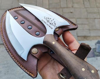 Couteau gravé à double tranchant avec manche en noyer et étui en cuir