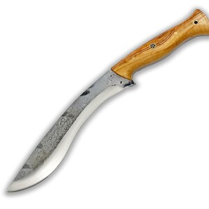 以下が含まれることがあります： 木製のハンドルが付いた、湾曲した銀色のナイフ。ハンドルは薄い茶色で、濃い茶色の木目模様があります。ナイフは刃にわずかな曲がりがあり、先端が尖っています。