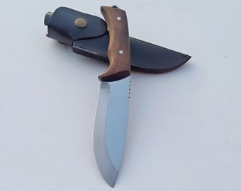 Handgefertigtes Bushcraftmesser: Gravierter Walnußholzgriff, Lederscheide