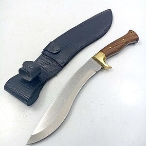 Puede incluir: Un cuchillo plateado y dorado con mango de madera y una funda de cuero negro.
