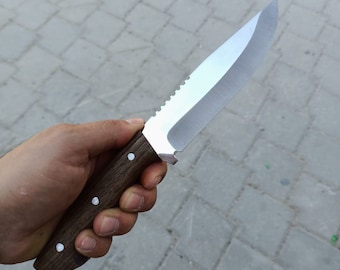 Handgefertigtes Bushcraft Taschenmesser: Edelstahl Jagdmesser mit Gravur und Walnuss-Griff