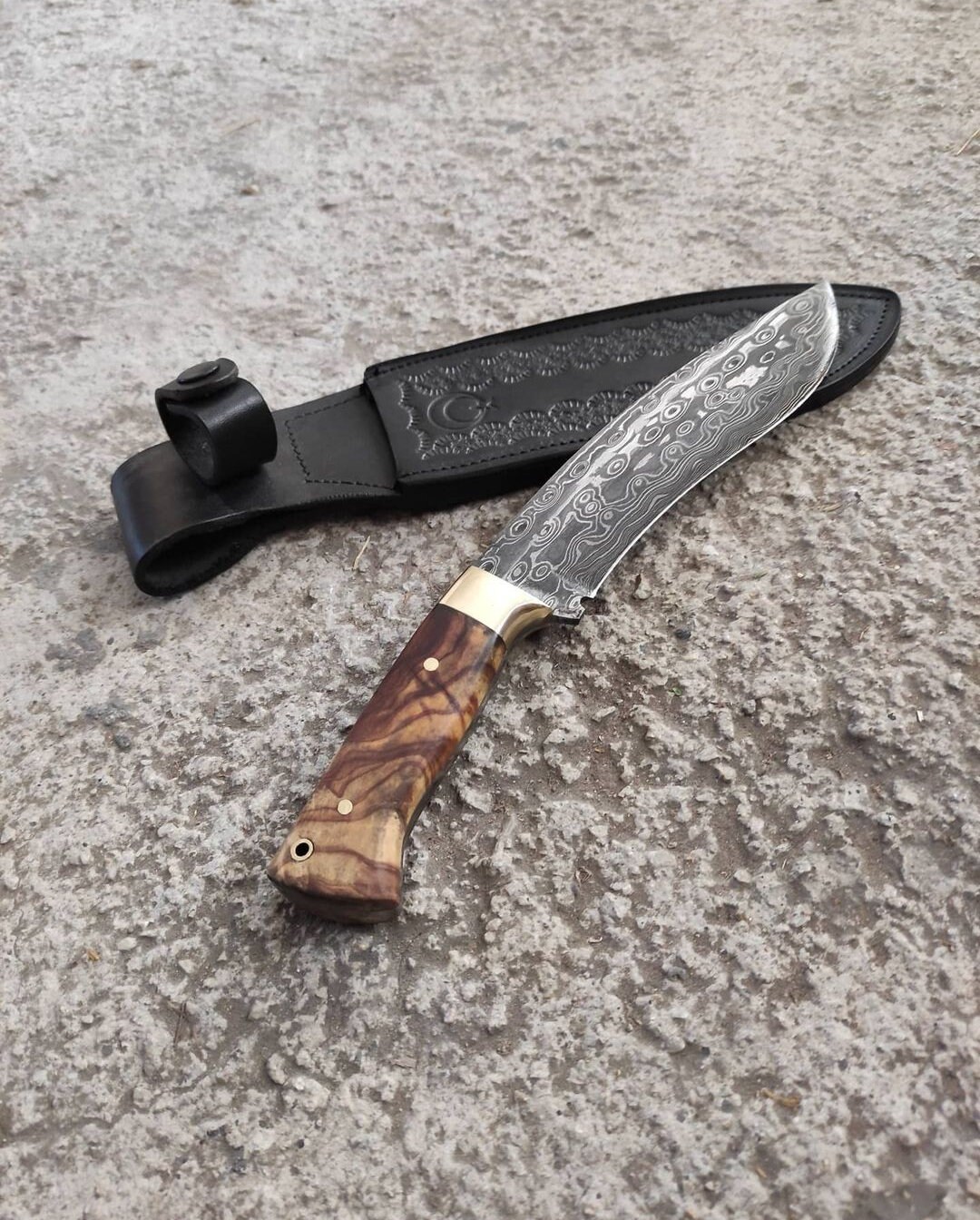 Artisan Damascus Steel Hunting Knife with Olive Wood Grip main image 1