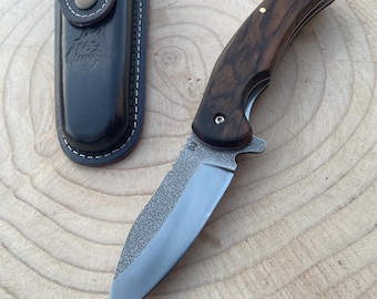 Navaja plegable de acero N690 grabada: mango de madera de nogal personalizado, funda de cuero.