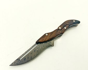 Individuell gravierte Klappmesser aus Damast-Stahl: Griff aus Walnuss