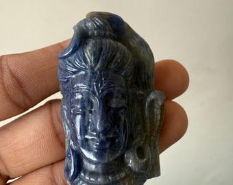 Handgesneden sculptuur van Shiva-hoofd met blauwe saffier: edelsteen idool woondecoratie