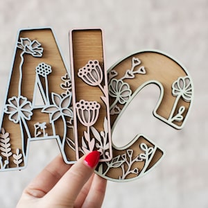 Letrero con nombre floral / Letrero con nombre de madera / Letrero con letras de flores silvestres / Juego de alfabeto / Letrero para habitación de niñas / Letrero con nombre de madera / Letrero para habitación de niños