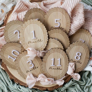 Jeu de disques Milestone pour bébé | Cartes jalons Hello World | Cadeau nouveau-né | Cadeau baby shower | Accessoires photo pour bébés sur les réseaux sociaux | Jalons mensuels