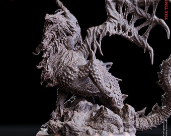 Pode incluir: Uma figura de dragão cinza-escuro com escamas intrincadas, uma juba fluida e asas esfarrapadas, sobre uma base rochosa. A base está rotulada como 100 mm base e o texto Ancient Time Dragon é visível. O logotipo FOG está no canto superior.
