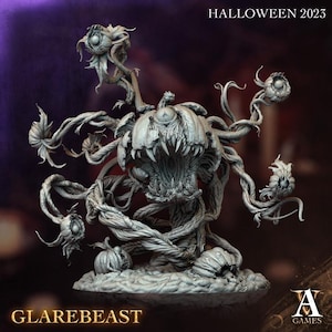 Puede incluir: Una escultura gris detallada de una criatura con una cabeza similar a una calabaza, dientes afilados y múltiples apéndices en forma de ojo. Los textos "HALLOWEEN 2023" y "GLAREBEAST" son visibles. La escultura tiene una estructura retorcida en forma de vid.