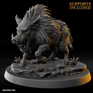 Könnte beinhalten: Detailliertes 3D-Modell eines wilden, furchterregenden Ebers mit scharfen Hauern und borstigem Fell. Der Eber wird in einer dynamischen Pose dargestellt, stehend auf einem felsigen Sockel mit spärlicher Vegetation. Der Text "SUPPORTS INCLUDED" ist sichtbar. Die Basis lautet "SKULLFANG CLAN".
