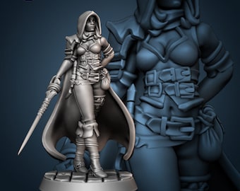 Puede incluir: Una miniatura impresa en 3D de color gris de una figura femenina que lleva una capa con capucha y sostiene una daga. La figura está de pie sobre una base circular con un diseño de adoquines.