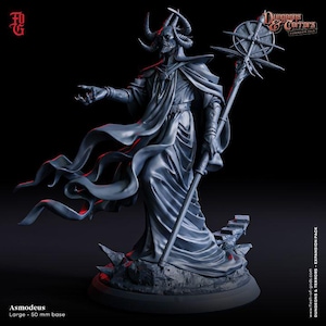Puede incluir: Una figura miniatura pintada en gris de Asmodeo, un señor demonio de Dungeons & Terrors, de pie sobre una base rocosa. Sostiene un bastón con una rueda en la parte superior y lleva una túnica larga.