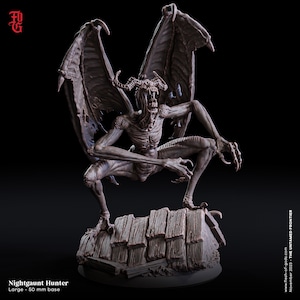 Puede incluir: Una figura esculpida detallada, de color gris, que representa a un Cazador de Nightgaunt, una criatura con grandes alas, garras afiladas y una expresión amenazante. La figura está colocada sobre una base de libros apilados, con el texto "Nightgaunt Hunter" y "Large - 50 mm base" debajo.
