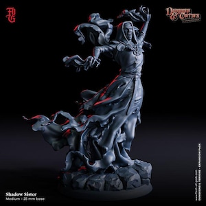 Puede incluir: Figura en miniatura gris de una Shadow Sister, personaje de Dungeons & Terrors. La figura está en una pose dinámica, con túnicas fluidas y brazos extendidos. La base es de 25 mm. La figura tiene una expresión amenazante. El texto "Shadow Sister" es visible.
