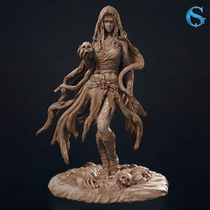 Puede incluir: Escultura marrón detallada de una figura con túnica sosteniendo una calavera, con capucha y tela fluida. La figura se encuentra sobre una base con calaveras. La escultura tiene detalles intrincados y un fondo oscuro.