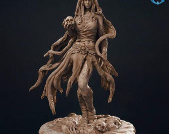 Könnte beinhalten: Detaillierte braune Skulptur einer bekleideten Figur, die einen Schädel hält, mit Kapuze und fließendem Stoff. Die Figur steht auf einem Sockel mit Schädeln. Die Skulptur hat komplizierte Details und einen dunklen Hintergrund.