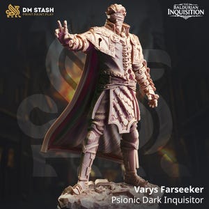 Può includere: Una figura in miniatura dettagliata di un inquisitore oscuro psionico, Varys Farseeker, della campagna Baldur's Gate: Descent into Avernus. La figura è dipinta in un colore marrone chiaro e indossa una lunga tunica con cappuccio e benda. La figura tiene un bastone in una mano e una spada nell'altra.