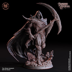 Puede incluir: Una miniatura detallada de una figura esquelética con una capa con capucha y una guadaña, de pie sobre una base con temática de cementerio. La figura está pintada en un color bronce oscuro y metálico.