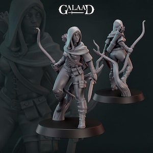 Puede incluir: Una figura en miniatura de plástico gris de una arquera femenina con arco y flecha. La figura lleva una capa con capucha y armadura de cuero. La figura está de pie sobre una base redonda.