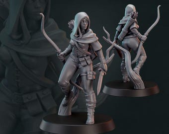 Puede incluir: Una figura en miniatura de plástico gris de una arquera femenina con arco y flecha. La figura lleva una capa con capucha y armadura de cuero. La figura está de pie sobre una base redonda.
