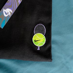 T-shirt de tennis brodé, tenue de tennis, chemise brodée, 100 % coton, unisexe, cadeau pour amateur de tennis, cadeau tennis, design cool