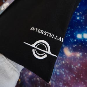 Interstellaire geborduurde minimalistische tshirt, zwart gat tshirt, astronomie, Christopher Nolan-fan, cadeau ruimteliefhebber, interstellaire filmshirt