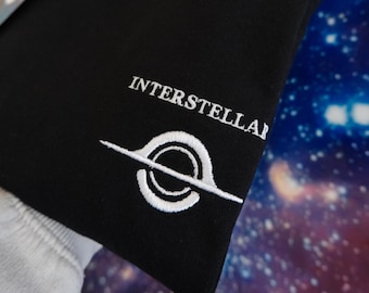 Interstellaire geborduurde minimalistische tshirt, zwart gat tshirt, astronomie, Christopher Nolan-fan, cadeau ruimteliefhebber, interstellaire filmshirt