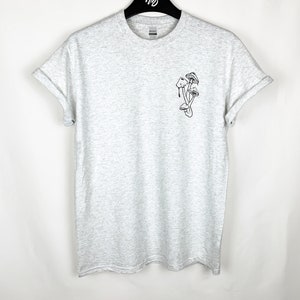 Puede incluir: Una camiseta gris jaspeada con una ilustraci&oacute;n en blanco y negro de setas en la parte delantera.