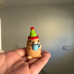 Gemütliche Kaffee-Weihnachts-Kartoffel Haustier.