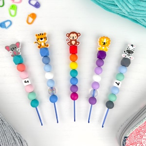 Custom Crochet Hook with Silicone Beaded Handle | Cutecore Kawaii Zoo Animal Charm | Personalized Gift