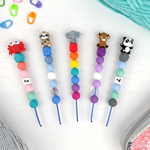 Custom Crochet Hook with Silicone Beaded Handle | Cutecore Kawaii 3D Animal Charm | Personalized Gift