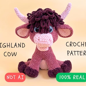 Op de afbeelding: Een gehaakte Highland koe in roze en bordeaux. Het pluche speelgoed heeft grote blauwe ogen, een pluizige pony en gebogen hoorns. De tekst op de afbeelding luidt "HIGHLAND COW" en "CROCHET PATTERN". De afbeelding bevat ook de tekst "NOT AI" en "100% REAL".
