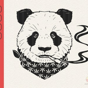 Puede incluir: Ilustración en blanco y negro de un oso panda fumando un cigarrillo. El panda lleva un pañuelo con un patrón de hojas de cannabis. La imagen incluye el texto "SVG, EPS, PNG, JPG" y "INSTANT DOWNLOAD".