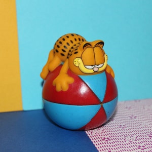 Vintage Garfield on a Beach Ball Toy - 1999 PAWS