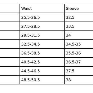 Op de afbeelding: Een zwart-witte maattabel met kolommen gelabeld Size, Chest, Waist en Sleeve. De rijen tonen maten van XXS tot 3XL met bijbehorende numerieke bereiken voor de afmetingen in inches, weergegeven in een overzichtelijk rasterformaat.