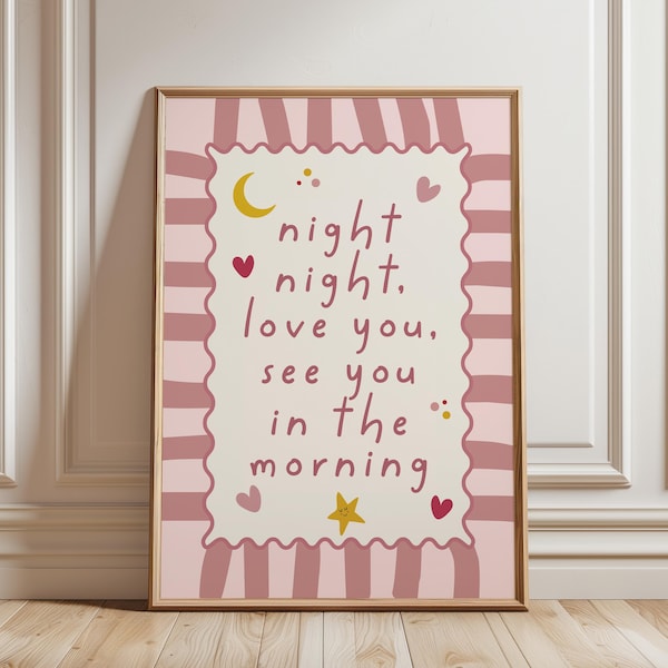 Puede incluir: Un cuadro decorativo con un centro color crema de borde festoneado, rodeado por un marco de rayas rosas y blancas. El texto dice, night night, love you, see you in the morning, decorado con una luna amarilla, estrellas y corazones.