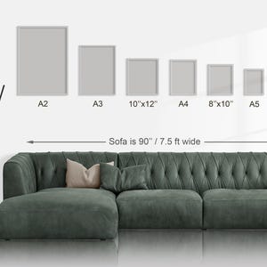 Pode incluir: Uma compara&ccedil;&atilde;o de molduras de fotos de diferentes tamanhos, que v&atilde;o de 5"x7" a A2, com um sof&aacute; de 90" de largura em primeiro plano. As molduras s&atilde;o todas brancas e t&ecirc;m um design simples.