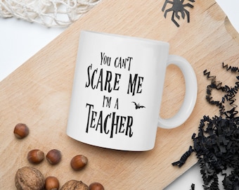 Taza blanca brillante de Halloween, "No puedes asustarme, soy profesor", divertida taza de Halloween para profesores, taza con ambiente espeluznante, taza para profesores