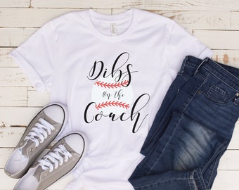Dibs en la camiseta del entrenador, camiseta de la esposa del entrenador, camisa de la esposa del entrenador de béisbol,