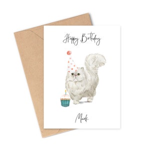 Puede incluir: Un gato blanco con un gorro de fiesta rosa y blanco y sosteniendo un cupcake azul con una vela encendida. La tarjeta dice "Feliz cumplea&ntilde;os Mark".