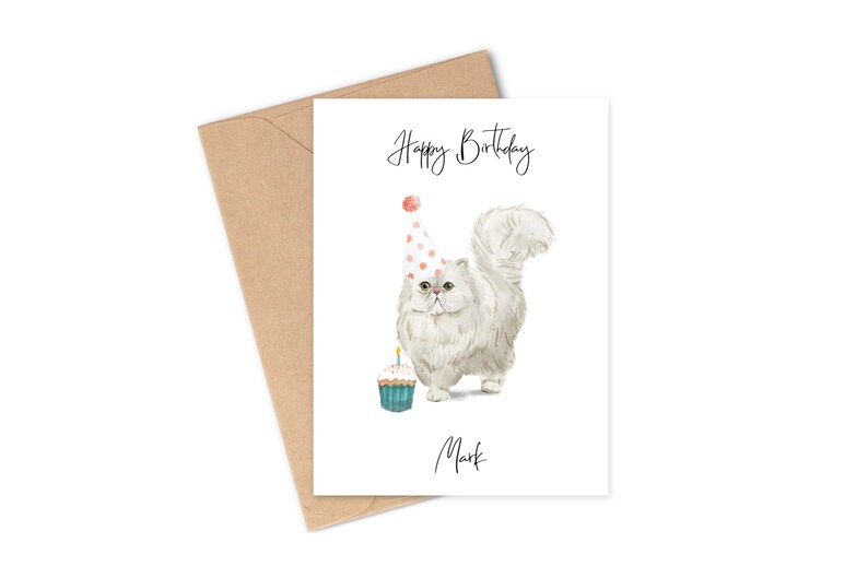 Puede incluir: Un gato blanco con un gorro de fiesta rosa y blanco y sosteniendo un cupcake azul con una vela encendida. La tarjeta dice "Feliz cumplea&ntilde;os Mark".