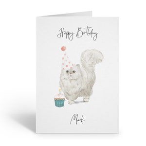 Puede incluir: Un gato blanco con un gorro de fiesta de lunares rosa y blanco sostiene un cupcake azul con una vela encendida. El texto "Happy Birthday" est&aacute; en la parte superior de la tarjeta y el nombre "Mark" est&aacute; en la parte inferior.